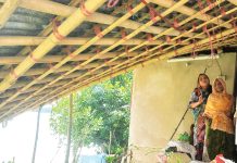 ঘরের অর্ধেক কর্ণফুলীতে, বাকি অংশে ফাটল