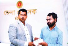 দৃষ্টিহীন আকাশের পড়াশোনায় এবার স্মার্টফোন
