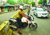ঘুরতে নারাজ বাইকার, ডিভাইডারের ফাঁকেই পারাপার