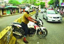 ঘুরতে নারাজ বাইকার, ডিভাইডারের ফাঁকেই পারাপার