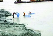 বাঁশবাড়ীয়া ফেরি ঘাটে চিংড়ি পোনা ধরার বেহুন্দি জাল জব্দ