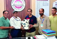 তিন স্কুলকে ফুটবল দিলেন ক্রীড়া সংগঠক বিপ্লব পার্থ