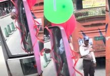 রাজধানীতে চালুর প্রথম দিনেই দুর্ঘটনার কবলে মহিলা বাস