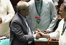 নতুন রাষ্ট্রপতিকে গোলাপ ফুল দিয়ে শুভেচ্ছা জানালেন প্রধানমন্ত্রী
