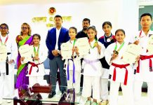 জেলা প্রশাসকের সাথে পদক বিজয়ী কারাতে খেলোয়াড়দের সৌজন্য সাক্ষাৎ