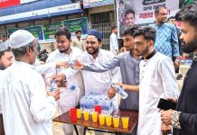 জুলুসে চান্দগাঁও ও মুরাদপুর এলাকায় তবারুক বিতরণ