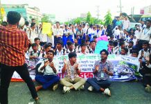 শিকলবাহায় ফুটওভার ব্রিজের দাবিতে শিক্ষার্থীদের মানববন্ধন