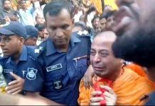 মায়ের শেষকৃত্যে অংশ নিয়ে আবেগাপ্লুত চিন্ময় কৃষ্ণ দাস
