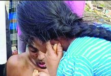 চুরির অভিযোগে বাবাকে বেঁধে মারধর, চা-রুটি নিয়ে ছুটে এলো ছোট্ট মেয়ে