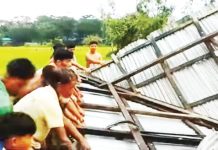 হঠাৎ টর্নেডোর আঘাত, উড়ে গেল বসতঘরের চালা