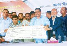 আমরা একটি দলের অভিনয় দেখতে দেখতে অস্থির