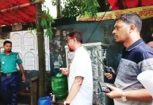 ফুটপাতে টং দোকান দেখে মেয়রের ক্ষোভ, করলেন উচ্ছেদ