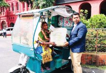 স্বামী অসুস্থ, তিন সন্তান নিয়ে রিকশা চালাচ্ছেন ইয়াসমিন