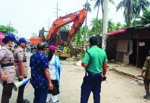 কালুরঘাটে ফুটপাত থেকে দেড় শতাধিক অবৈধ স্থাপনা উচ্ছেদ