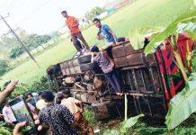 চারিয়ায় খাদে পড়ে গেল যাত্রীবাহী বাস, আহত ২০