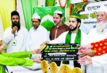 বিজয়ীদের মাঝে পুরস্কার বিতরণ