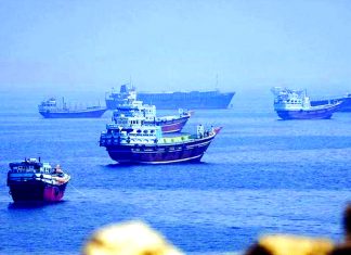 নতুন হামলার হুমকি ইরানের, হরমুজ নিয়ে মার্কিন জবাবের অপেক্ষা