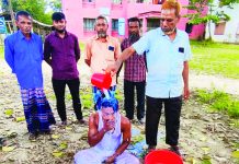 দুধ দিয়ে গোসল করে অনলাইন জুয়া ছাড়ার ঘোষণা যুবকের