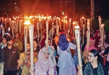তৃতীয় দিনেও অচল চুয়েট, মশাল মিছিল