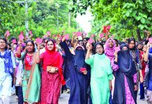 নতুন উপাচার্যকে লাল কার্ড দেখালেন শিক্ষার্থীরা
