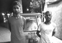 রাউজানে টেক্সিতে চোলাই মদ পাচার, স্থানীয় যুবকদের হাতে আটক ২