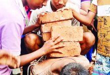 খুঁটিতে বেঁধে ও পিঠে ইট তুলে দিয়ে যুবককে পিটিয়ে হত্যা