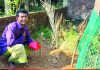 হাতে নতুন জামা, ছেলের কবরের পাশে বসে কাঁদছেন বাবা