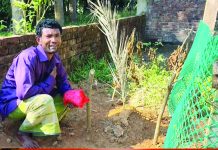 হাতে নতুন জামা, ছেলের কবরের পাশে বসে কাঁদছেন বাবা