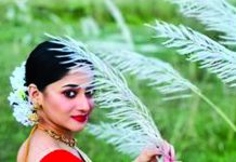 কাশফুলের মাঝে পূজা চেরি, দিলেন যে বার্তা