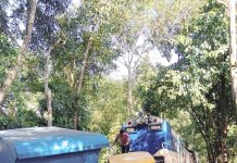 পটিয়ায় ট্রেনের ধাক্কায় পিকআপ দ্বিখণ্ডিত