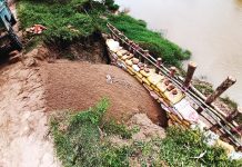 রাঙ্গুনিয়ায় তৈলাভাঙা বিলের সড়ক ও বেড়িবাঁধ স্থায়ী সংস্কারের দাবি