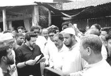 রাঙ্গুনিয়ায় অগ্নিকাণ্ডে ক্ষতিগ্রস্ত ব্যবসায়ীদের পাশে দাঁড়ালেন এমপি হুমাম কাদের