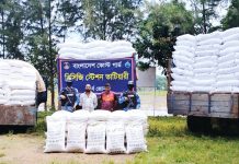 সীতাকুণ্ডে পাচারের প্রস্তুতিকালে তিন ট্রাক ইউরিয়া সার জব্দ