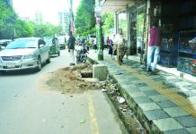 এলইডি বাতির পোল ব্লক বসছে রাস্তার সাব-ড্রেনে!