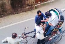 রিকশা আটকে ধারালো ছোরার মুখে ছিনতাই, ভিডিও ভাইরাল