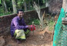 ছেলের নতুন জামা হাতে কবরের পাশে কাঁদছেন বাবা