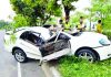 ডিভাইডার পেরিয়ে গাছে কারের ধাক্কা