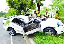 ডিভাইডার পেরিয়ে গাছে কারের ধাক্কা