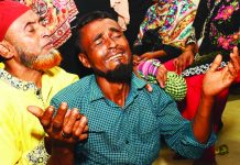 সম্বল নিয়ে ফিরছিলেন বাড়িতে, হারালেন সন্তানকে