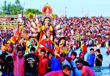 অশ্রুসজল চোখে দেবী দুর্গাকে বিদায়