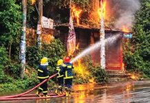চট্টগ্রাম পরিবেশ অধিদপ্তরের পাশে বৈদ্যুতিক খুঁটিতে আগুন