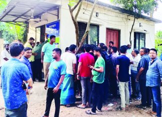 পিডিবি প্রকৌশলীর ‘ইগো’, বিআরটিএ কার্যালয়ে দুর্ভোগ