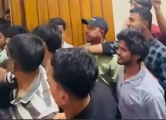 ট্রেন ছাড়তে দেরি হওয়ায় চট্টগ্রামে স্টেশনমাস্টার অবরুদ্ধ