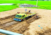 রেলসেতুর পিলারের গোড়ায় গর্ত করে বালু উত্তোলন