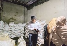 দুই ব্যবসায়ীর গুদাম থেকে ১৯০০ বস্তা সার জব্দ