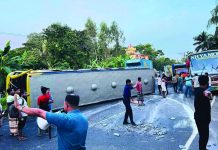 চলন্ত অবস্থায় মহাসড়কে উল্টে গেল যাত্রীবাহী বাস