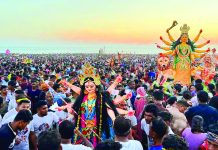 প্রতিমা বিসর্জনে লোকে লোকারণ্য সমুদ্র সৈকত
