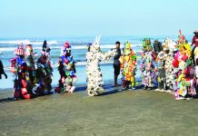 দূষণ রোধে কক্সবাজারে সৈকতে ১২ ‘বর্জ্যমানবের’ বিচরণ