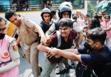 ব্যাপক ধরপাকড়, উত্তাল দিল্লি