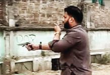পিস্তল হাতে মাদকবিরোধী অভিযানে ইশরাক